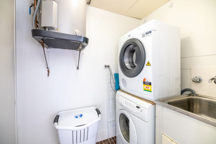 The Commodore, 17/9-11 Donald St – water views, Wi-Fi