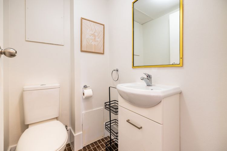 The Commodore, 17/9-11 Donald St – water views, Wi-Fi