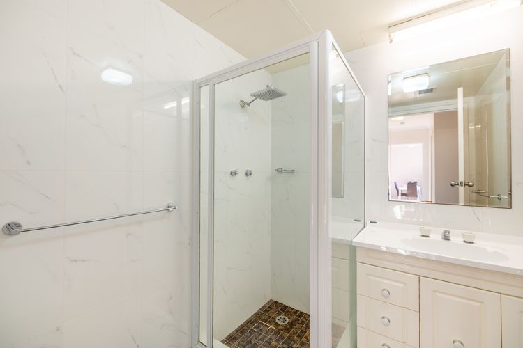 The Commodore, 17/9-11 Donald St – water views, Wi-Fi