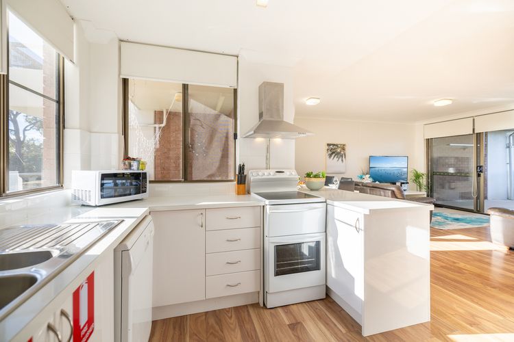 The Commodore, 17/9-11 Donald St – water views, Wi-Fi