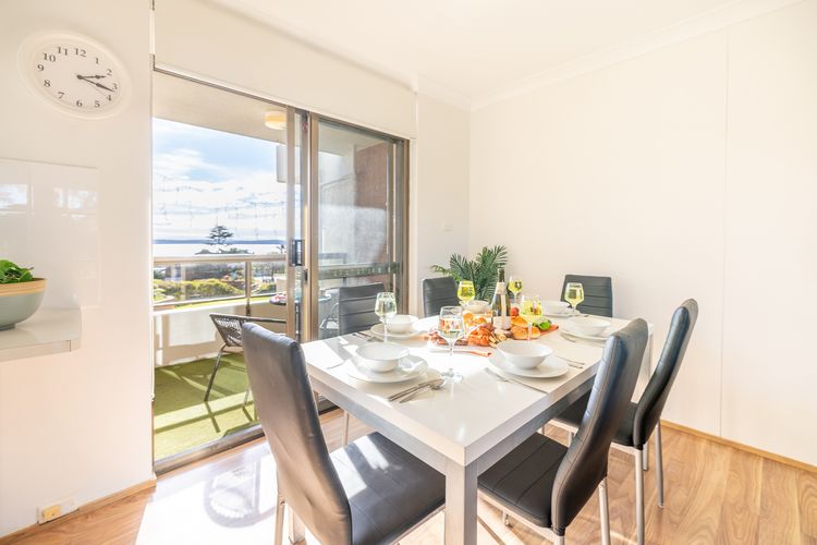 The Commodore, 17/9-11 Donald St – water views, Wi-Fi