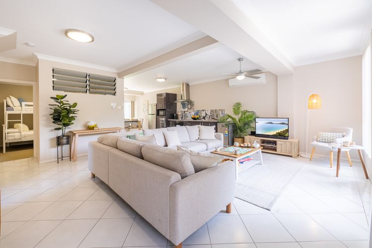 Magnolias, 6 Marine Dr – air con, linen and Wi-Fi
