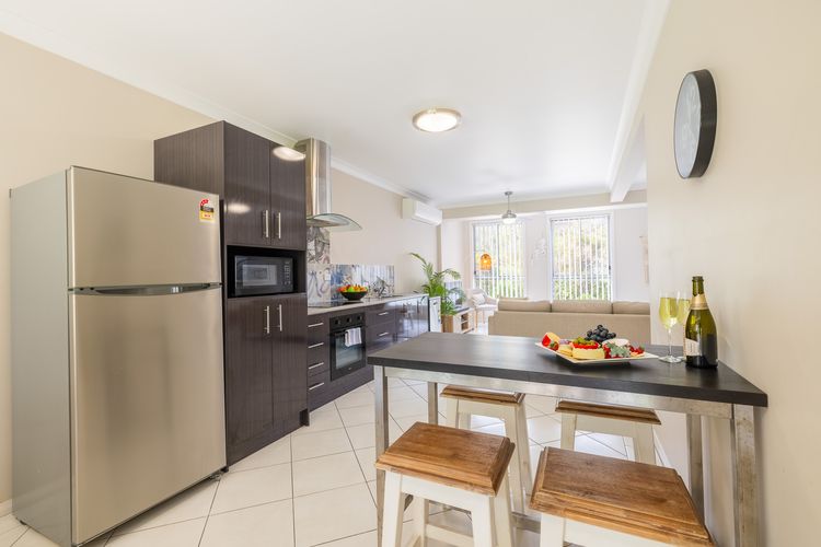 Magnolias, 6 Marine Dr – air con, linen and Wi-Fi