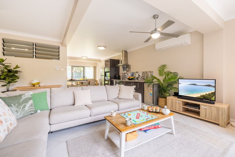 Magnolias, 6 Marine Dr – air con, linen and Wi-Fi