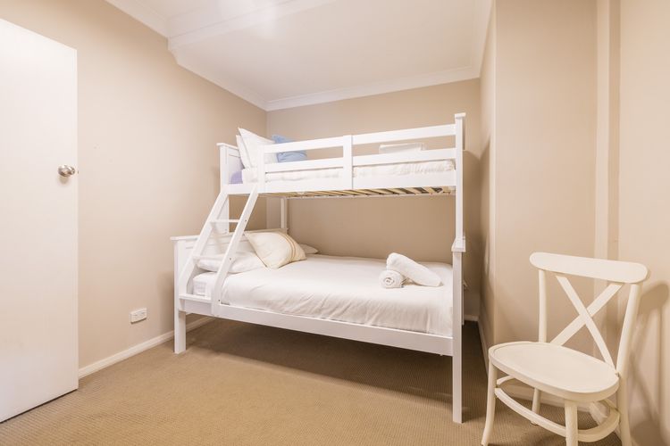 Magnolias, 6 Marine Dr – air con, linen and Wi-Fi