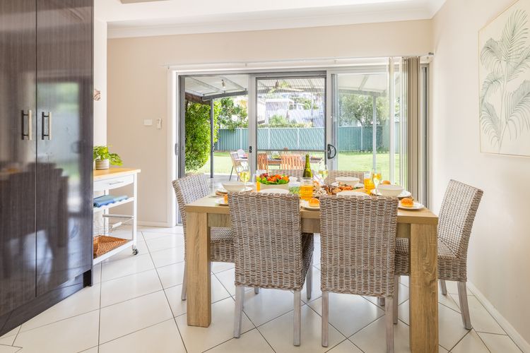 Magnolias, 6 Marine Dr – air con, linen and Wi-Fi