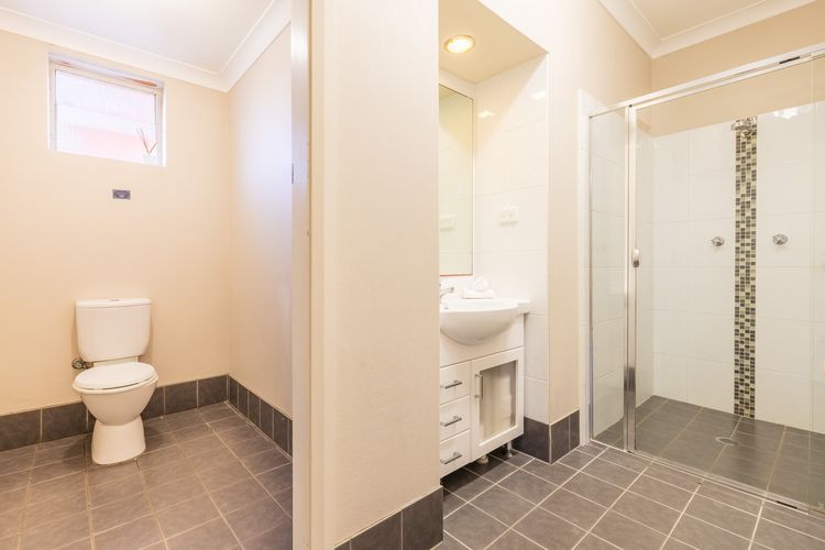 Magnolias, 6 Marine Dr – air con, linen and Wi-Fi