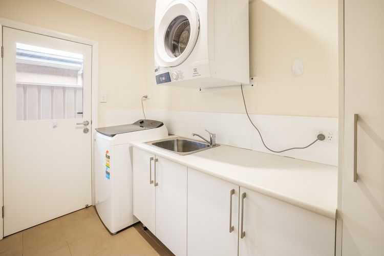 27a Dowling St – ducted air con, ground floor, close to the waterfront