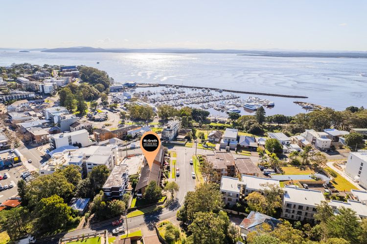 Capriosca, 3/2 Donald St – water views, linen and 5 minutes walk into town
