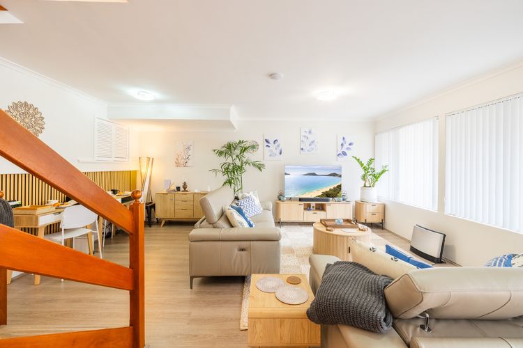 Capriosca, 3/2 Donald St – water views, linen and 5 minutes walk into town