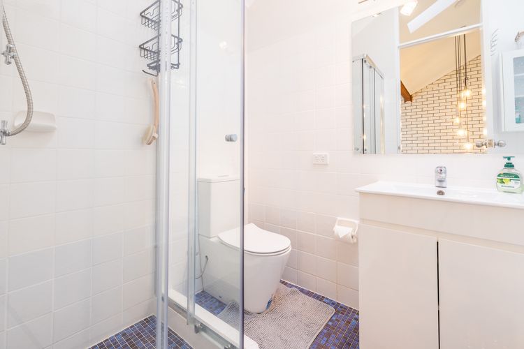 Capriosca, 3/2 Donald St – water views, linen and 5 minutes walk into town