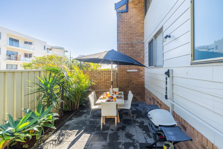 Capriosca, 3/2 Donald St – water views, linen and 5 minutes walk into town