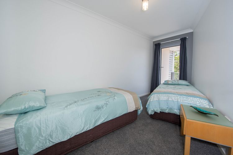 Shoal Bay Beach Apartments, 18/2 Shoal Bay Road – fantastic air conditioned unit with a pool & lift