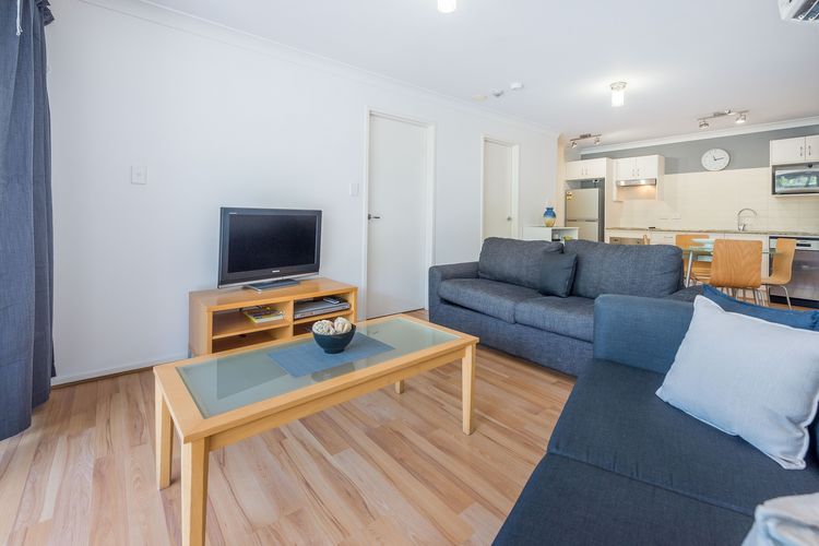Shoal Bay Beach Apartments, 18/2 Shoal Bay Road – fantastic air conditioned unit with a pool & lift