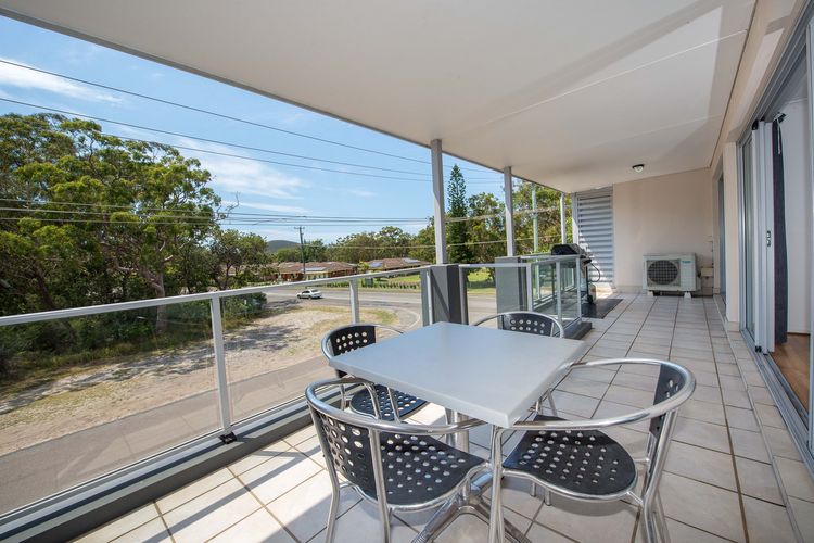 Shoal Bay Beach Apartments, 18/2 Shoal Bay Road – fantastic air conditioned unit with a pool & lift