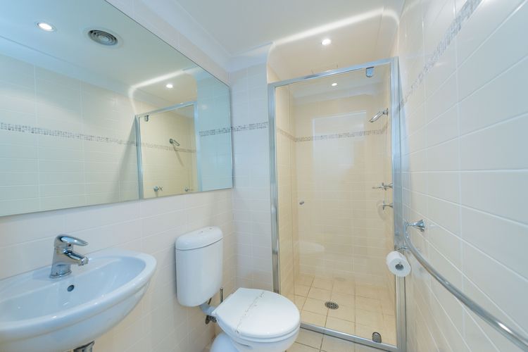Shoal Bay Beach Apartments, 18/2 Shoal Bay Road – fantastic air conditioned unit with a pool & lift