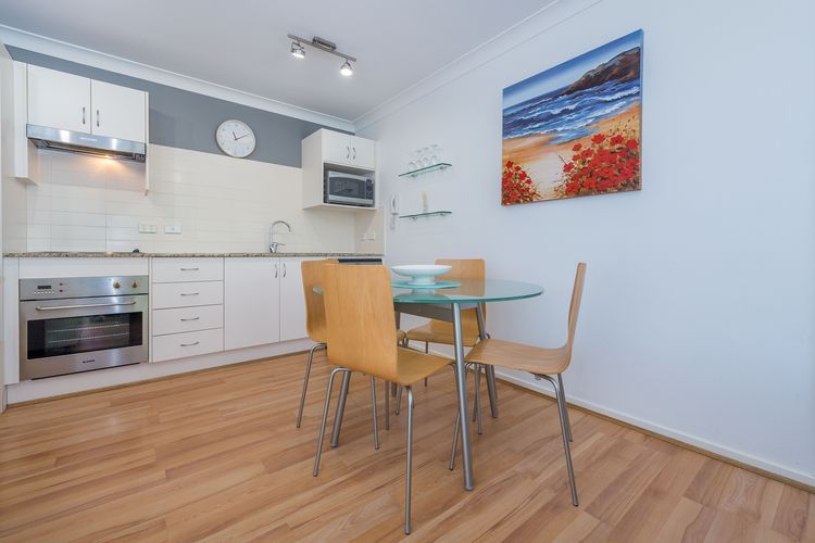 Shoal Bay Beach Apartments, 18/2 Shoal Bay Road – fantastic air conditioned unit with a pool & lift