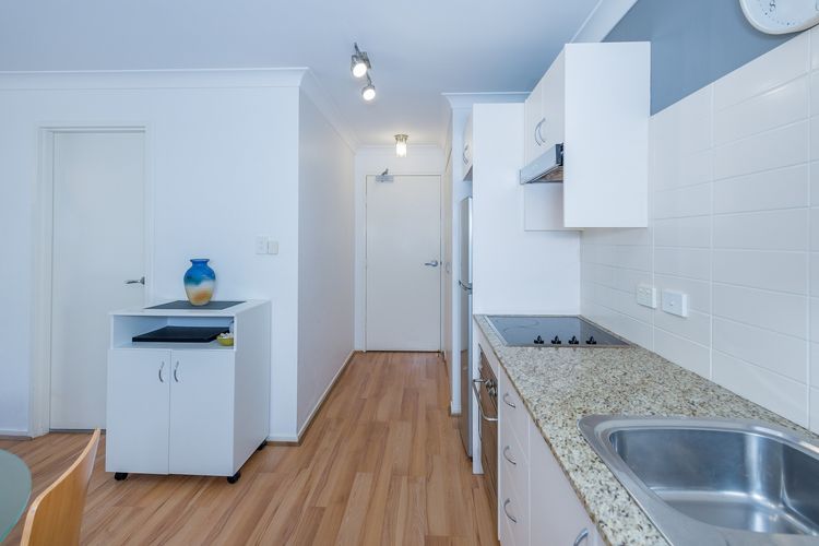Shoal Bay Beach Apartments, 18/2 Shoal Bay Road – fantastic air conditioned unit with a pool & lift