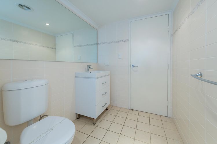 Shoal Bay Beach Apartments, 18/2 Shoal Bay Road – fantastic air conditioned unit with a pool & lift