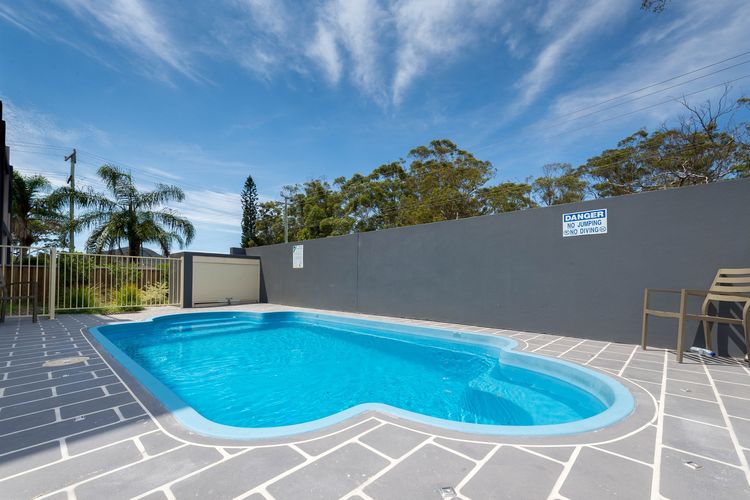 Shoal Bay Beach Apartments, 18/2 Shoal Bay Road – fantastic air conditioned unit with a pool & lift