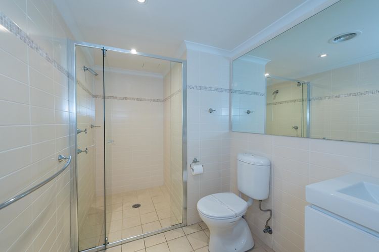 Shoal Bay Beach Apartments, 18/2 Shoal Bay Road – fantastic air conditioned unit with a pool & lift