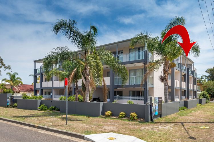 Shoal Bay Beach Apartments, 18/2 Shoal Bay Road – fantastic air conditioned unit with a pool & lift