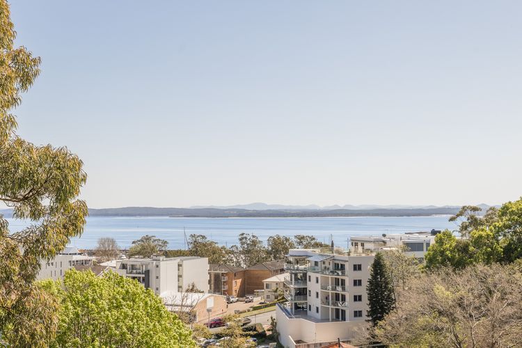 Sunset Towers, 11/25 Donald St – stunning water views, air con, Wi-Fi and Linen provided