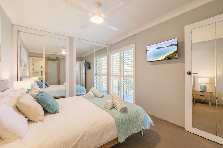 Sunset Towers, 11/25 Donald St – stunning water views, air con, Wi-Fi and Linen provided