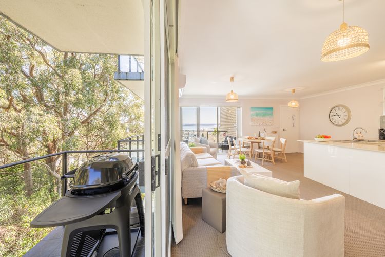 Sunset Towers, 11/25 Donald St – stunning water views, air con, Wi-Fi and Linen provided