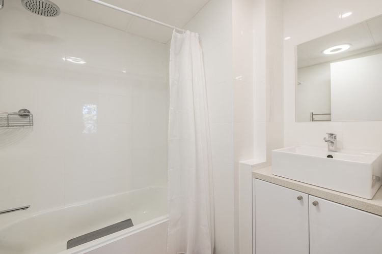 Sunset Towers, 11/25 Donald St – stunning water views, air con, Wi-Fi and Linen provided
