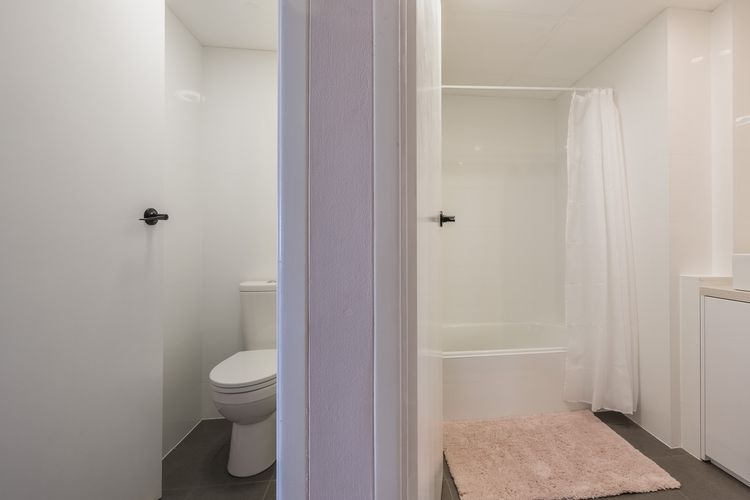 Sunset Towers, 11/25 Donald St – stunning water views, air con, Wi-Fi and Linen provided
