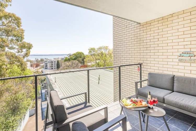 Sunset Towers, 11/25 Donald St – stunning water views, air con, Wi-Fi and Linen provided