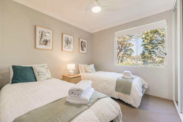 Sunset Towers, 11/25 Donald St – stunning water views, air con, Wi-Fi and Linen provided