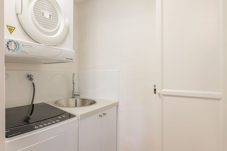 Sunset Towers, 11/25 Donald St – stunning water views, air con, Wi-Fi and Linen provided