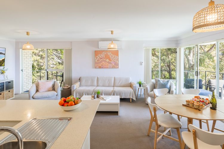 Sunset Towers, 11/25 Donald St – stunning water views, air con, Wi-Fi and Linen provided