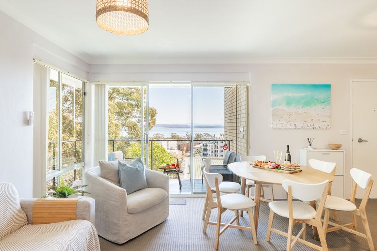 Sunset Towers, 11/25 Donald St – stunning water views, air con, Wi-Fi and Linen provided