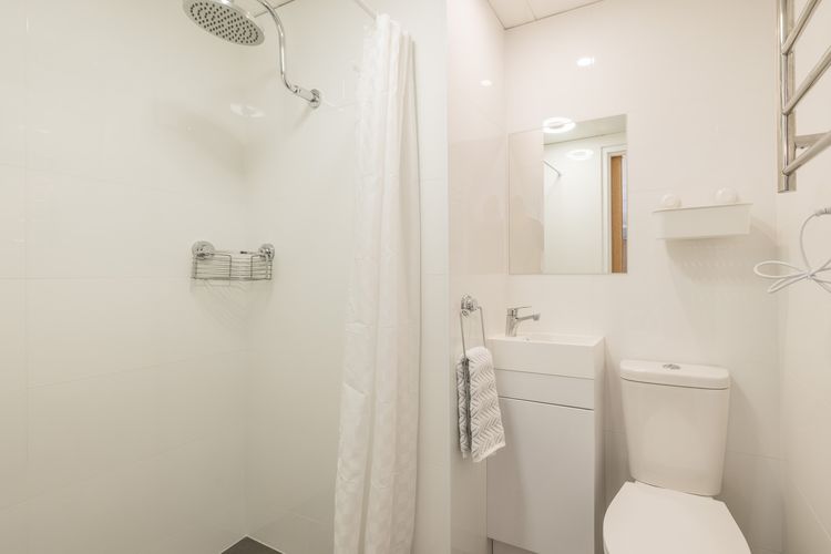 Sunset Towers, 11/25 Donald St – stunning water views, air con, Wi-Fi and Linen provided