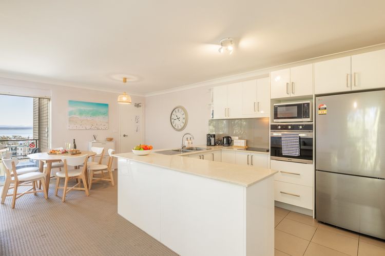 Sunset Towers, 11/25 Donald St – stunning water views, air con, Wi-Fi and Linen provided