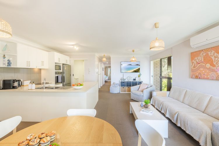 Sunset Towers, 11/25 Donald St – stunning water views, air con, Wi-Fi and Linen provided