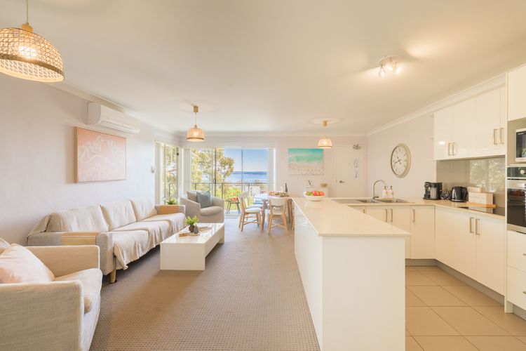 Sunset Towers, 11/25 Donald St – stunning water views, air con, Wi-Fi and Linen provided
