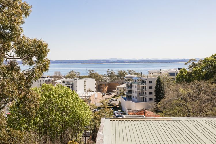 Sunset Towers, 11/25 Donald St – stunning water views, air con, Wi-Fi and Linen provided