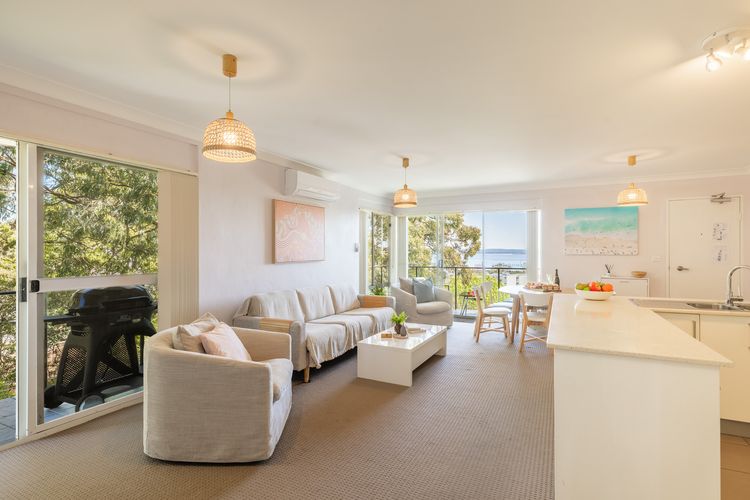 Sunset Towers, 11/25 Donald St – stunning water views, air con, Wi-Fi and Linen provided