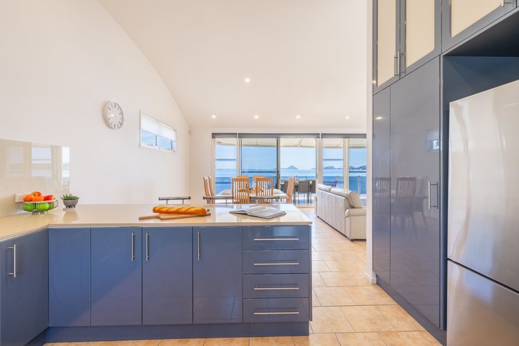 Wanda Beach Waterfront , 161 Soldiers Point Rd – waterfront, air con, linen, Wi-Fi