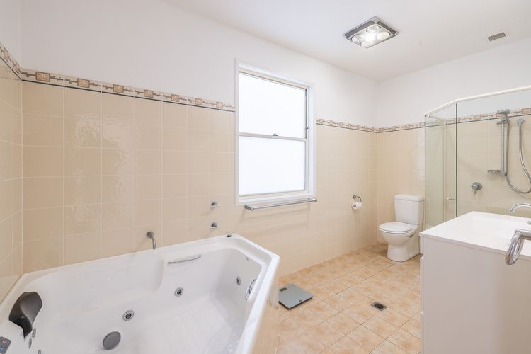 Wanda Beach Waterfront , 161 Soldiers Point Rd – waterfront, air con, linen, Wi-Fi