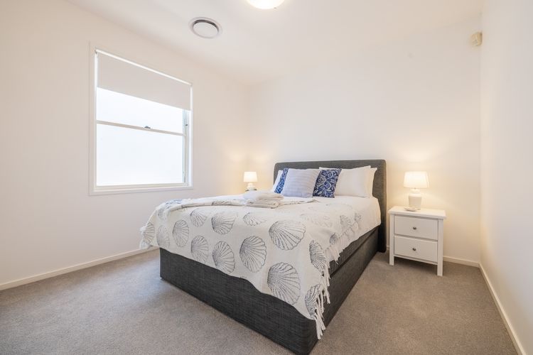 Wanda Beach Waterfront , 161 Soldiers Point Rd – waterfront, air con, linen, Wi-Fi