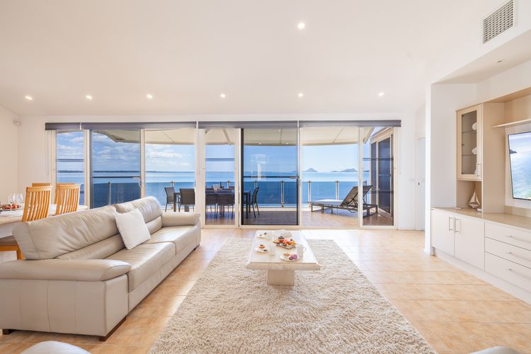 Wanda Beach Waterfront , 161 Soldiers Point Rd – waterfront, air con, linen, Wi-Fi