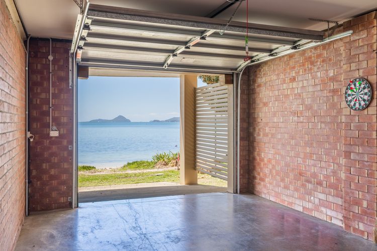 Wanda Beach Waterfront , 161 Soldiers Point Rd – waterfront, air con, linen, Wi-Fi