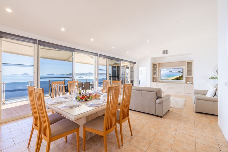 Wanda Beach Waterfront , 161 Soldiers Point Rd – waterfront, air con, linen, Wi-Fi