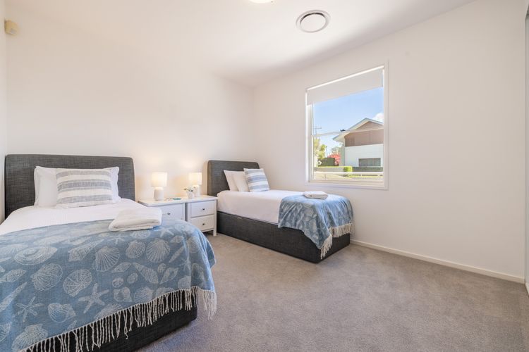 Wanda Beach Waterfront , 161 Soldiers Point Rd – waterfront, air con, linen, Wi-Fi