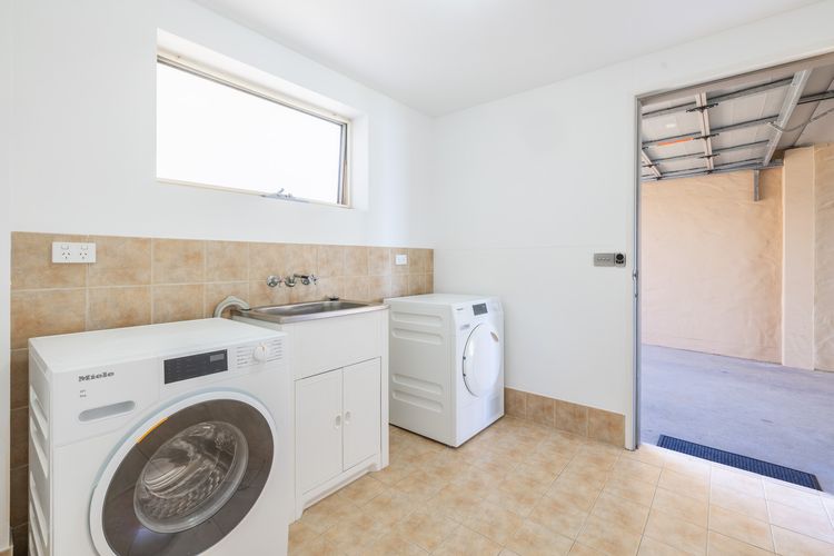 Wanda Beach Waterfront , 161 Soldiers Point Rd – waterfront, air con, linen, Wi-Fi